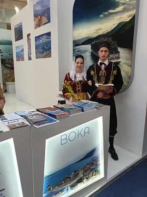 bokelj i bokeljka u tradicionalnoj bokeljskoj nosnji sajam turizma beograd 2019